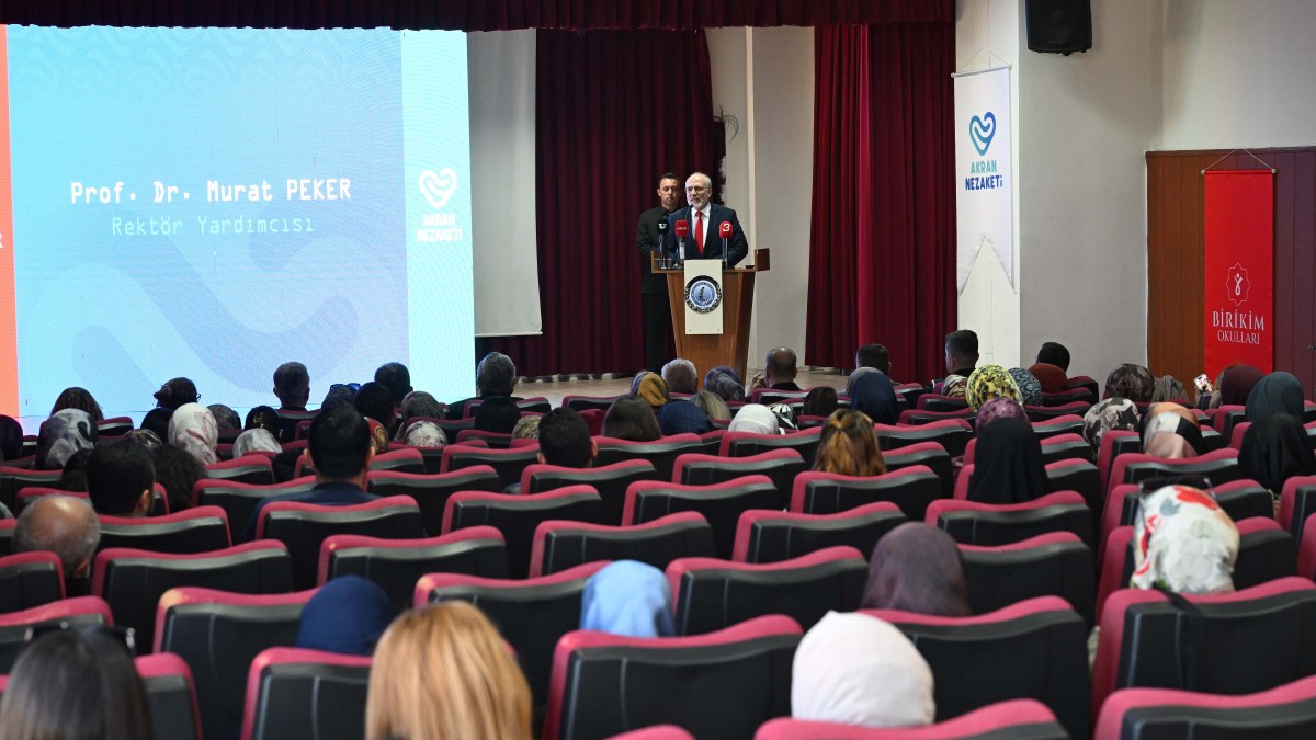 AKÜ’de 1. PDR Zirvesi’nde “Akran Nezaketi” Ele Alındı