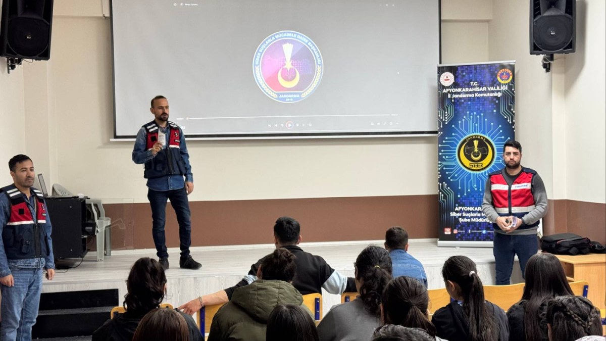 Afyonkarahisar’da jandarmadan öğrenci ve öğretmenlere siber farkındalık eğitimi