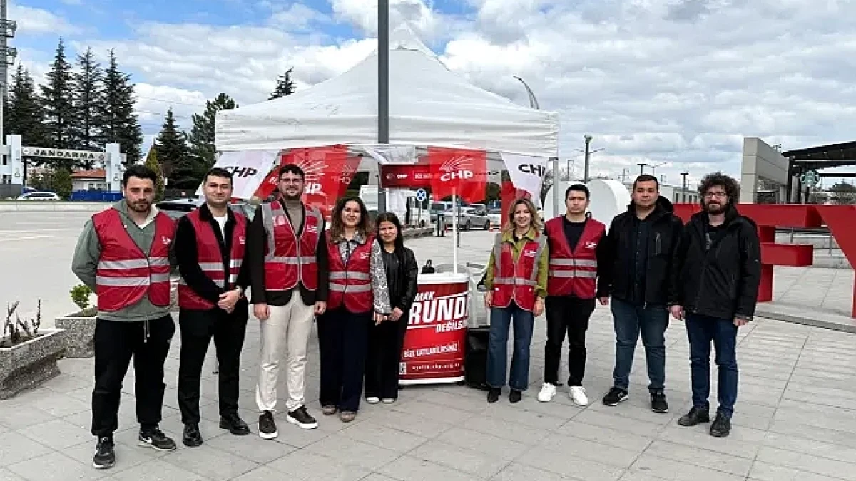 Afyonkarahisar'da CHP Gençlik Kolları'ndan üyelik standı çalışması