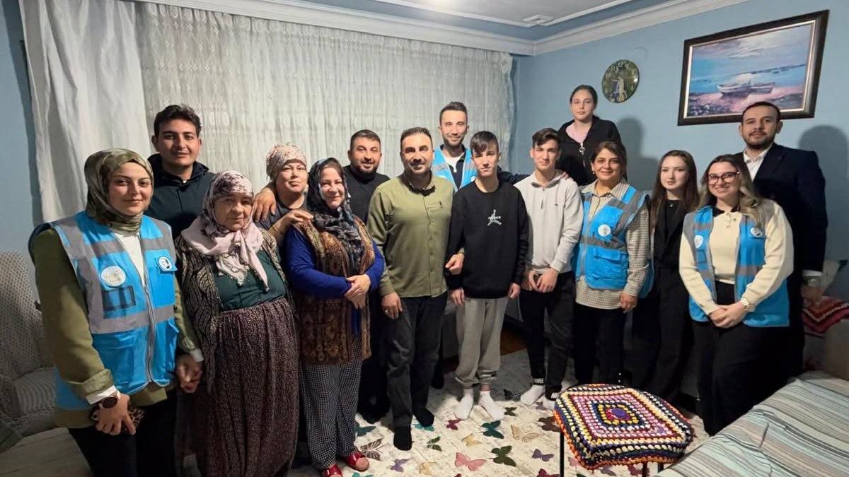Afyonkarahisar’da 18 Yaşına Giren Gençlere AK Parti’den Doğum Günü Kutlaması