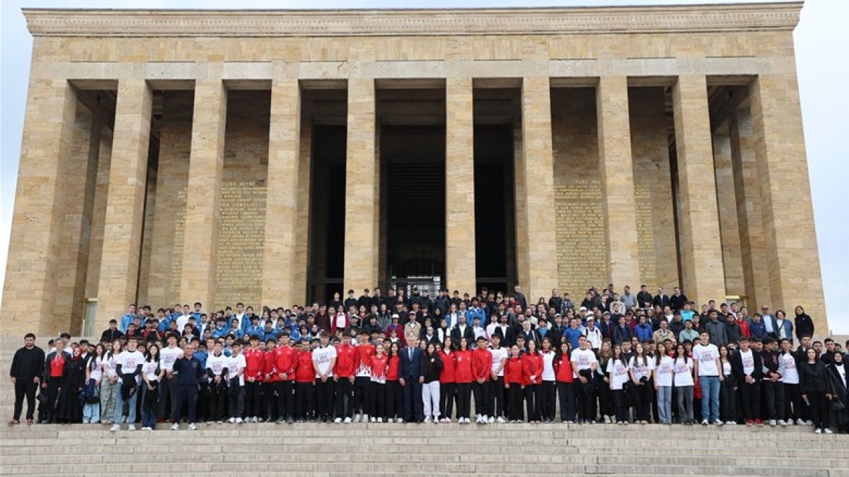 Gençler Ve Sporcular Anıtkabir'i Ziyaret Etti
