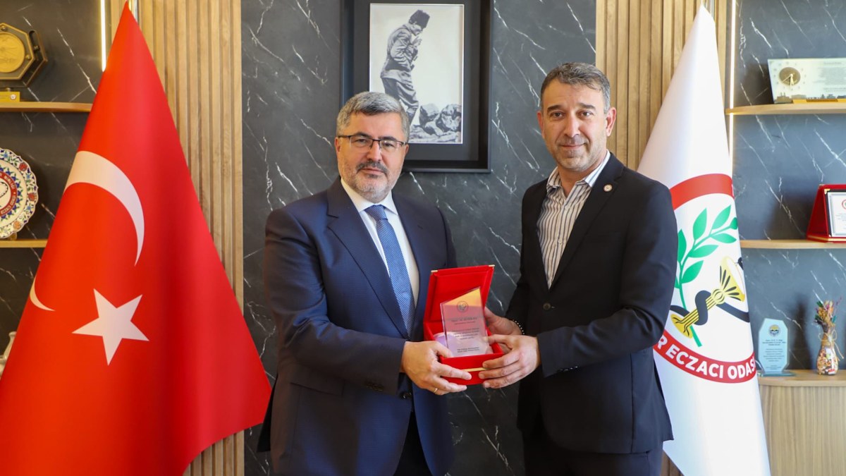 Afyon'daki Eczacılar'dan Ali Özkaya'ya teşekkür