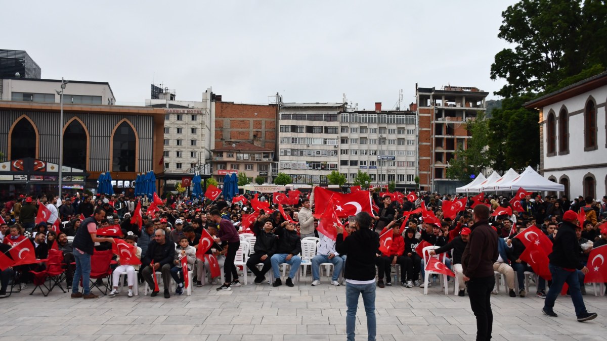 Afyonkarahisar’da Gençler ve Vatandaşlar Milli Maç İçin Bir Araya Geldi
