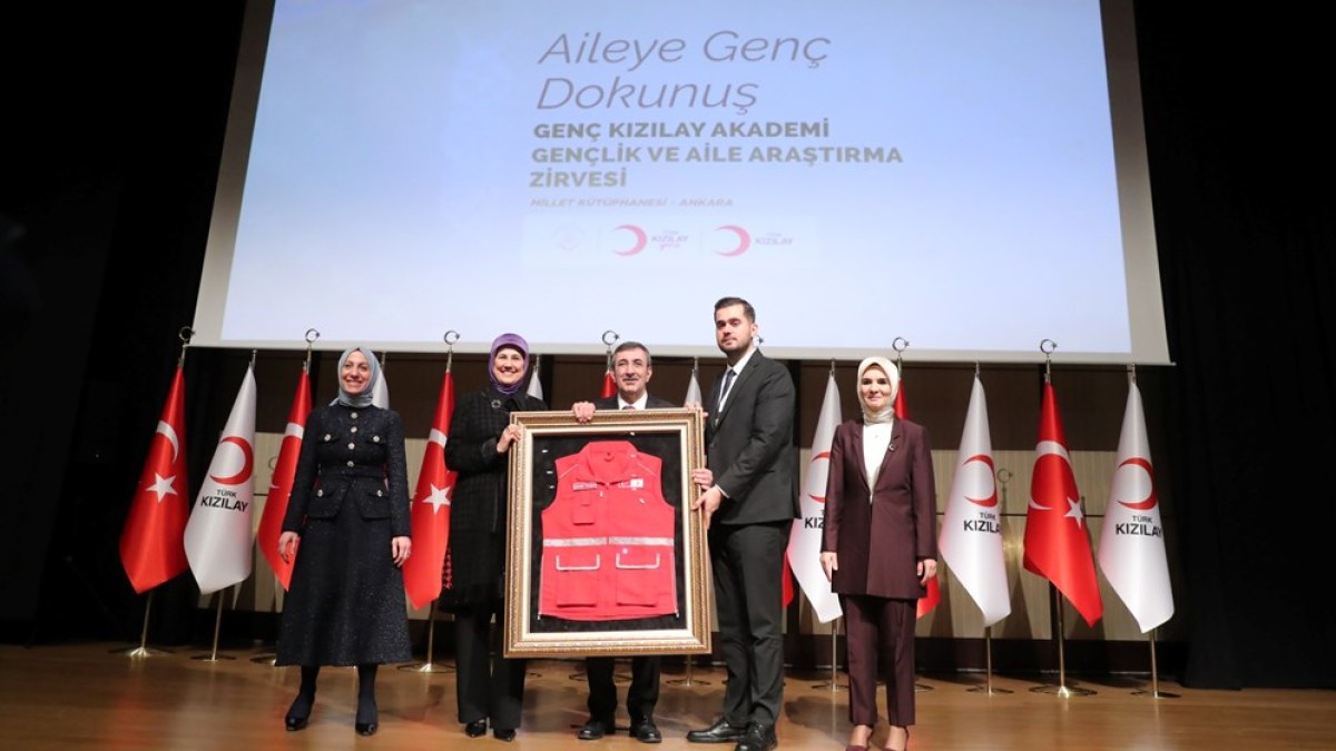 Bakan Göktaş, Genç Kızılay Akademi Gençlik ve Aile Araştırma Zirvesi'nde konuştu