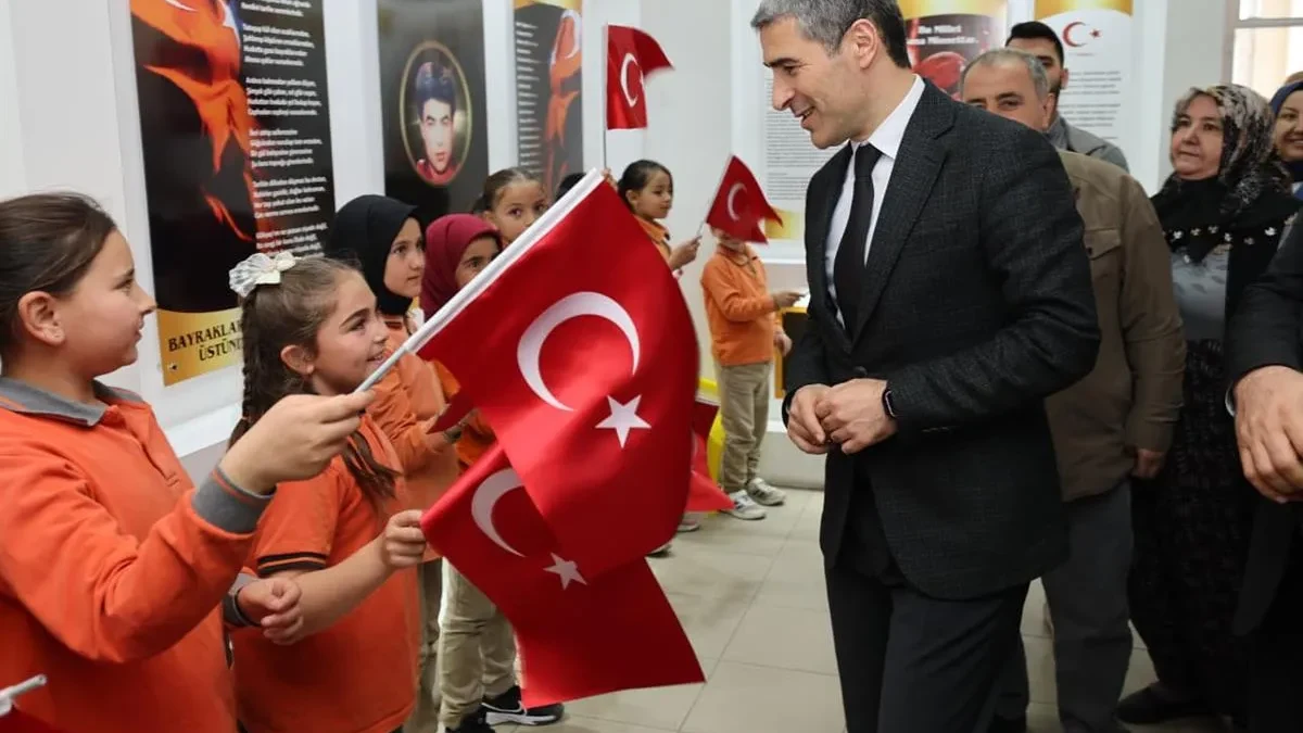 Öğrenciler Davet Etti, Vali Aktaş Kütüphaneyi Öğrencilerle Birlikte Açtı