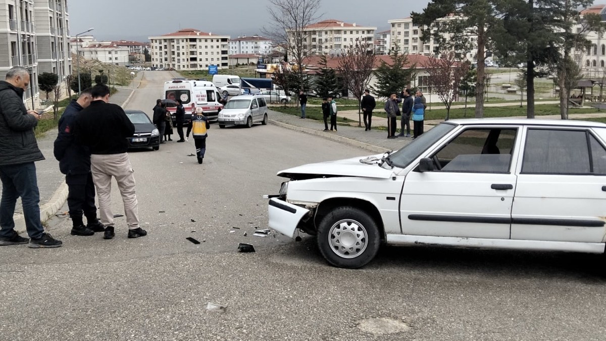 Afyon Zafer TOKİ’de Bitmeyen Tehlike: Aynı Yolda Yine Kaza, Mahalleli İsyanda