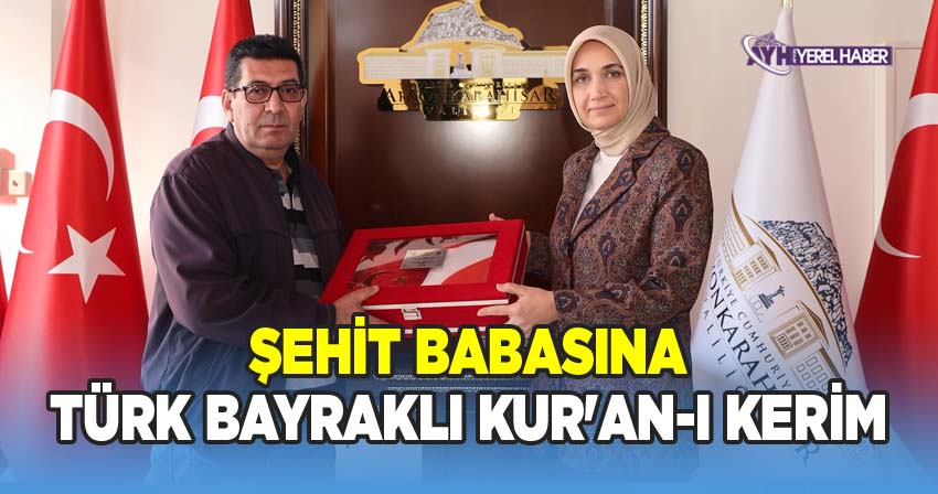 Şehit Babasına Türk Bayraklı Kur'an-I Kerim