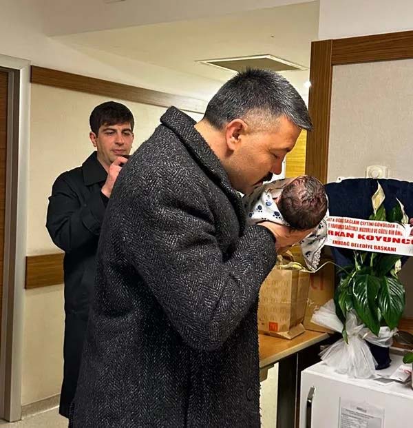 Başkan Çetinkaya, minik bebeğin kulağına ezan okudu