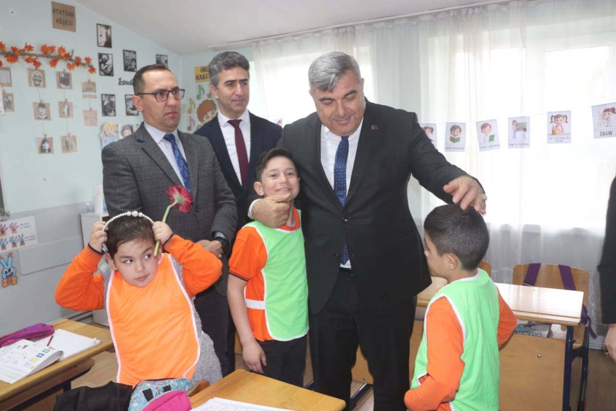 Müdür Sünnetci’den Miniklere Geleneksel Oyun Hediyesi