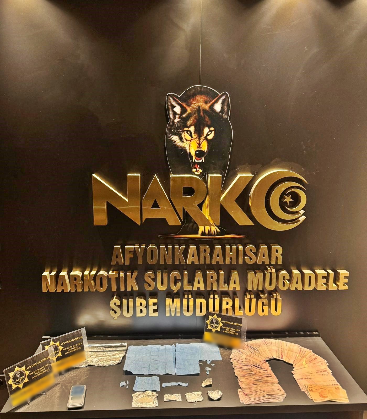 Afyonkarahisar’da Uyuşturucu Operasyonu: Nakit Para ve Hassas Terazi Ele Geçirildi, 2 Tutuklama