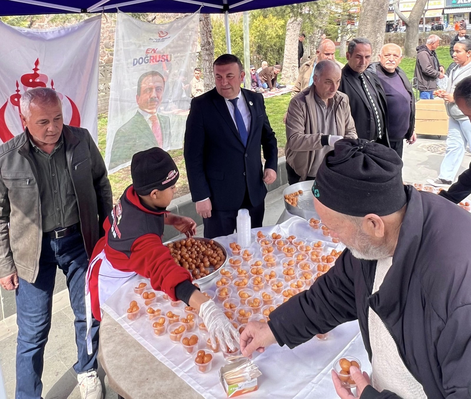 Büyük Birlik Partisi Muhsin başkan için lokma dağıttı