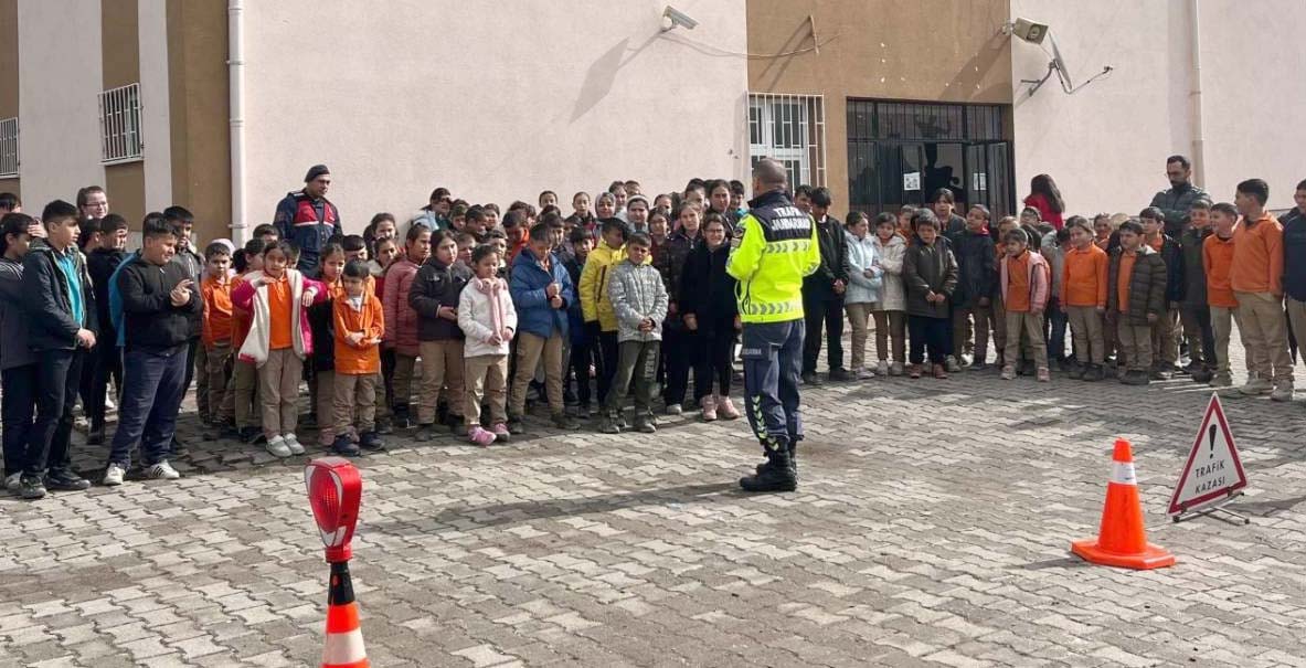 Çobanlar ilçe Jandarmadan Öğrenci ve Öğretmenlere Trafik Eğitimi