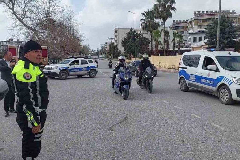 Mesleğinde 32 Yılı Geride Bırakarak Emekli Olan Trafik Polisinin Son Görevinde Motosikletlilerden Sürpriz
