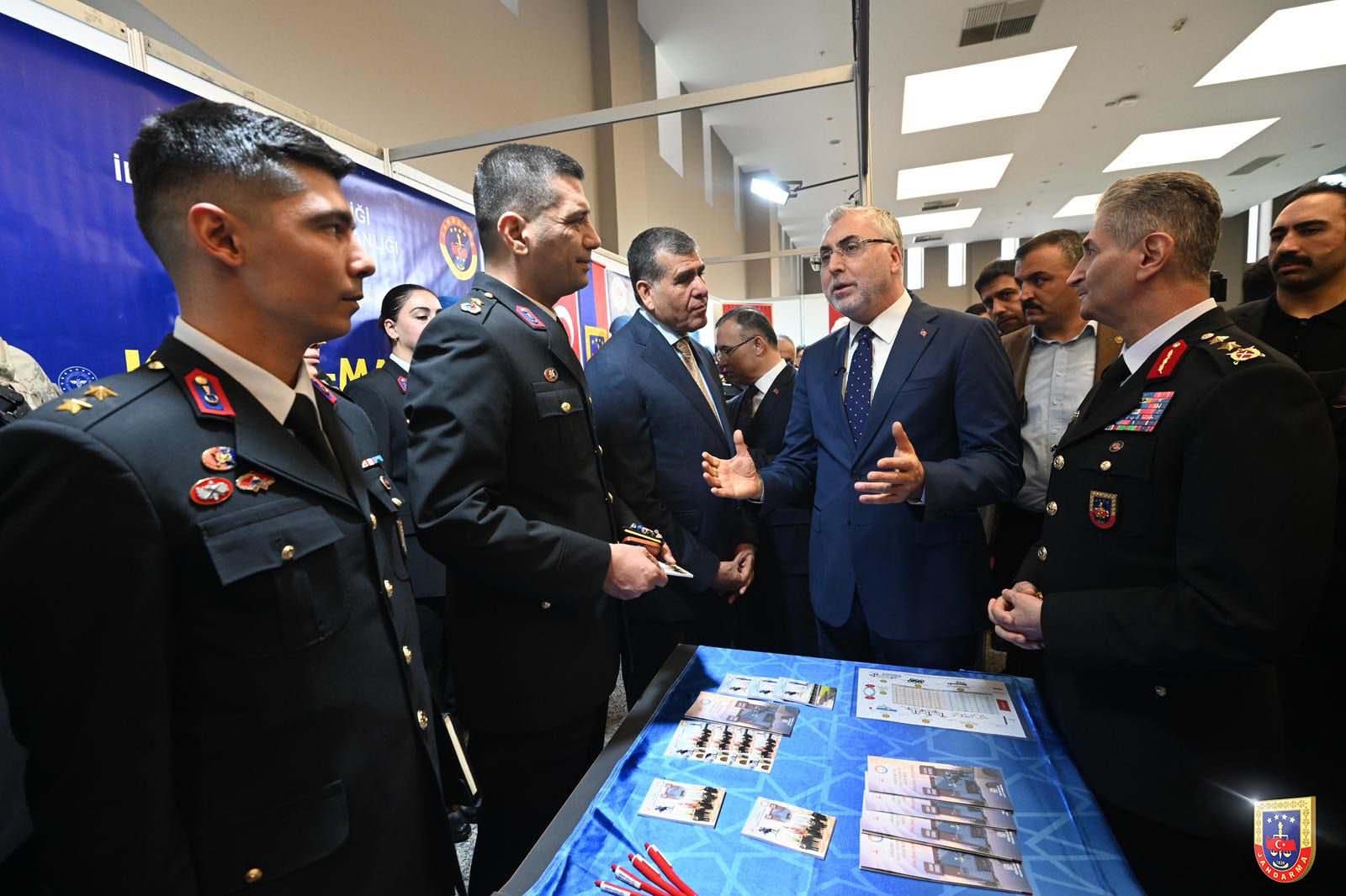 İl Jandarma Personeli, İçişleri Bakanlığı Bölgesel Kariyer Fuarı Kapsamında Vatandaşlarla Bir Araya Geldi